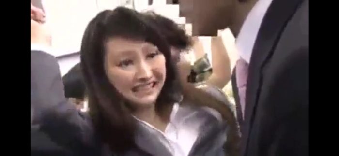 Cewek Cantik Diewe Dalem Bus